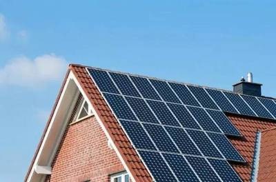 有屋頂就能裝？家用太陽能與風能發電站安裝全解析